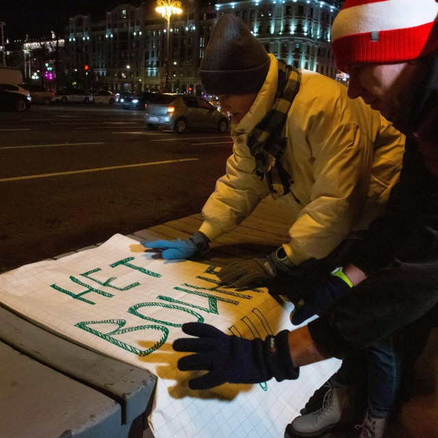 Ilustracija, rijetki antiratni prsovjednici u Moskvi početkom prošle godine