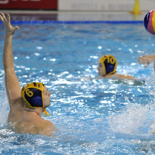 Duje Živković (plava kapica 6), Nikola Janović (bijela kapica 4)