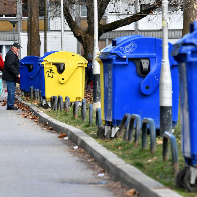 Zagreb, 220122.
Zaprudje.
Kontejneri za odlaganje gradskog otpada.