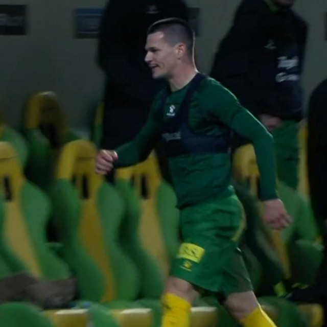Ante Erceg nakon bacanja dresa odlazi u svlačionicu uz psovke