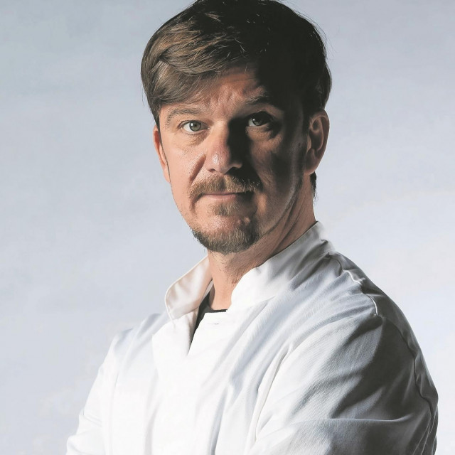 
Tomislav Filipović diplomirani je inženjer prehrambene tehnologije. 2016. godine pokrenuo je tvrtku NIR analiza d.o.o. iz Zagreba. Laboratorij se bavi analizom hrane, a specijaliziran je za fizikalno-kemijske analize ploda masline i maslinova ulja