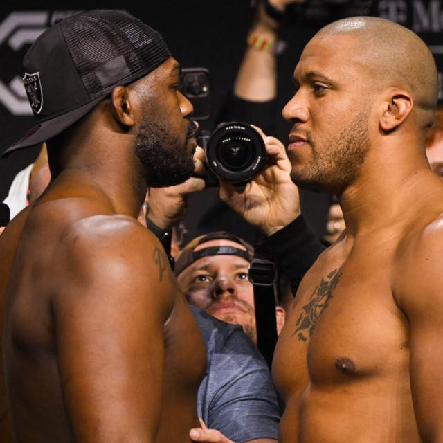 Jon Jones (lijevo) i Ciryl Gane (desno)