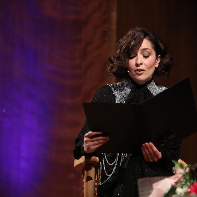 Zagreb, 040323.
Koncertna dvorana Vatroslav Lisinski, Trg Stjepana Radica.
Koncert Dora u organizaciji Koncertne dvorane Vatroslav Lisinski i Hrvatske radiotelevizije, posvecen Dori Pejacevic, u sklopu ciklusa Lisinski subotom s hrvatskom glumicom Zrinkom Cvitesic u posebnoj ulozi.
Na fotografiji: glumica Zrinka Cvitesic.