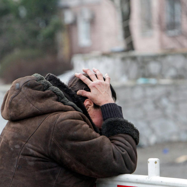 Uplakana ukrajinska majka (ilustracija)