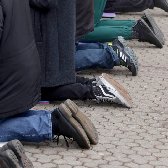 Vjerski skup muškaraca u organizaciji bratstva Vitezovi bezgrešnog srca Marijina koji kleče i mole krunicu na Trgu bana Jelačića