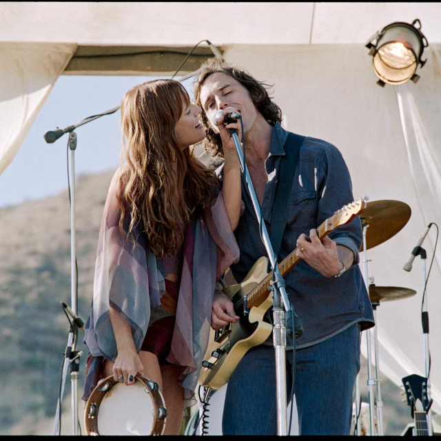 Riley Keough i Sam Claflin, Daisy Jones & The SixM. Serija je nastala po knjizi
 