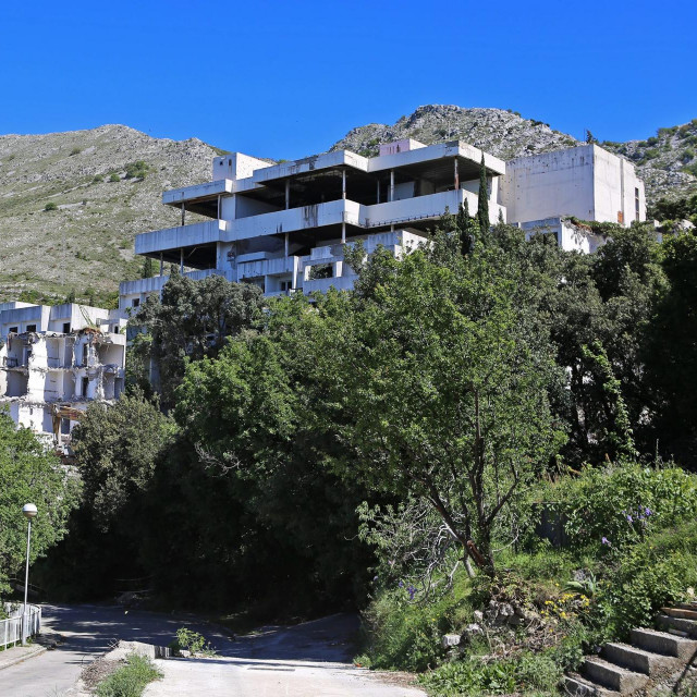 Devastirani hotel