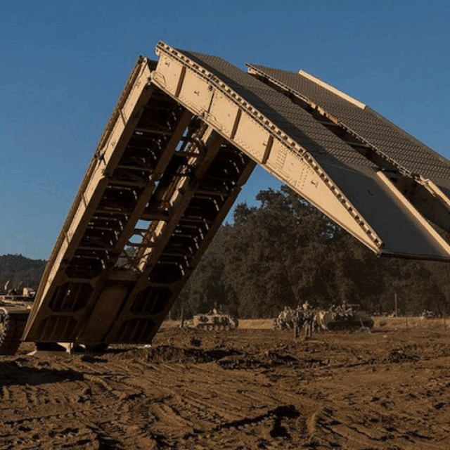 AVLB sustav za premošćivanje prepreka konstruiran na šasiji tenka M60; M1 Abrams tenk prelazi preko sustava za premošćivanje prepreka; M88 vozilo za popravak i prijevoz oštećenih oklopnih vozila