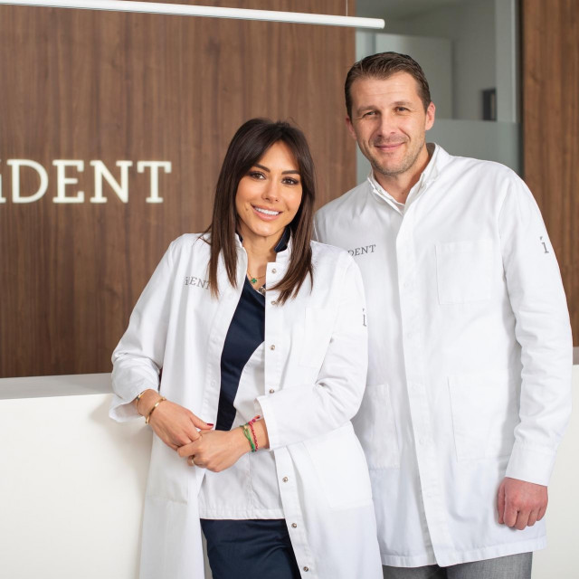 Dr. med. dent.,Zoran Ivasović, specijalist oralne kirurgije i implantologije i dr. med. dent., Tamara Žaja Miličić, specijalist stomatološke protetike i estetske stomatologije