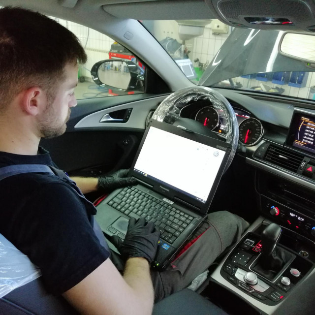 Servis automobila (ilustracija)