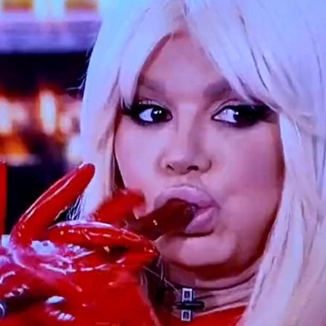 Dara Bubamara svira frulu