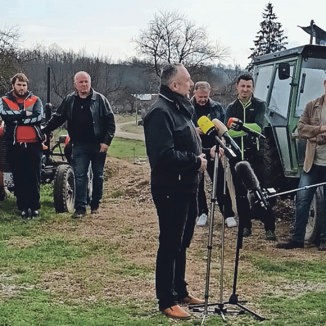 Mirni prosvjed poljoprivrednika na imanju Željka Horvata na Banovini