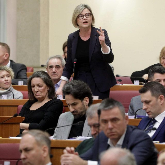 Sandra Benčić (sredina)