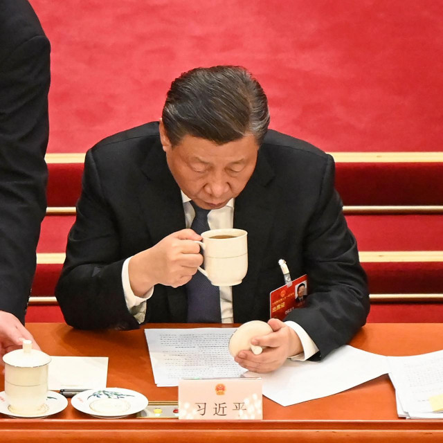 Xi Jinping pije čaj na Svekineskom nacionalnom kongresu