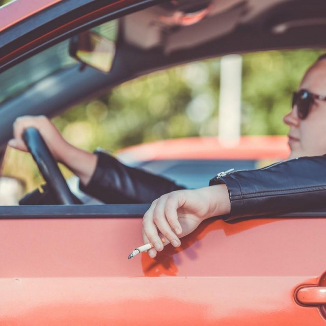 Vožnja s jednom rukom na upravljaču (ilustracija)