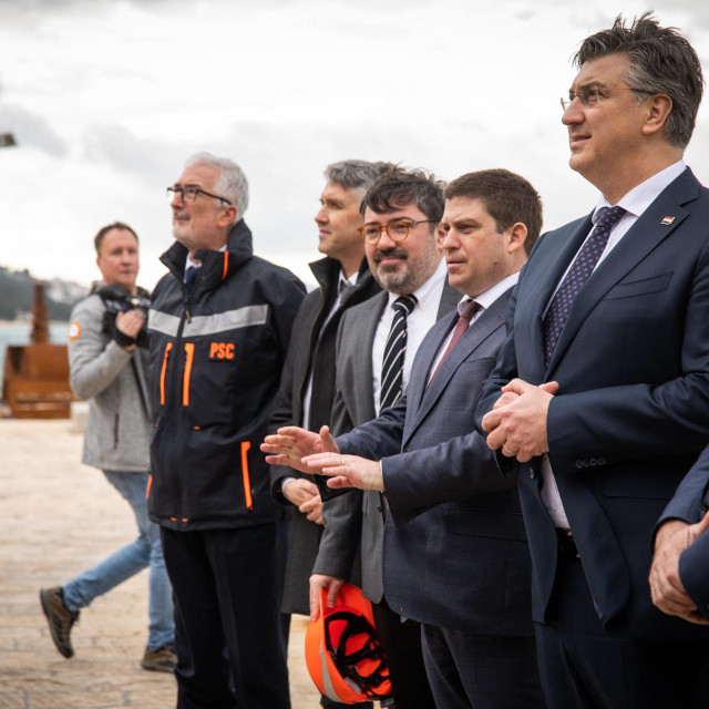 Predsjednik Vlade Andrej Plenković i ministar Oleg Butković nakon svečanosti spajanja mosta Cetina obišli su radove na II. fazi izgradnje luke Omiš