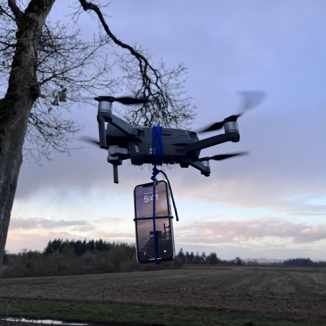 Domišljati vozač mobitel je spojio na dron, lansirao ga u zrak i poslao poziv za pomoć