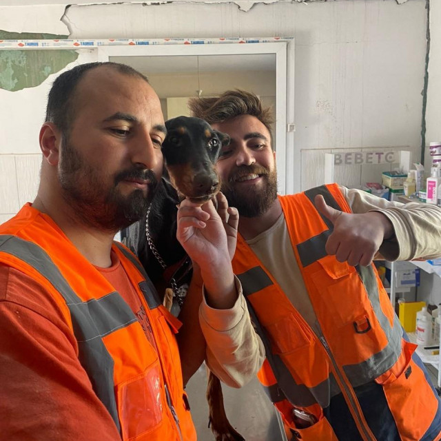 Spasitelji s kujicom Silom