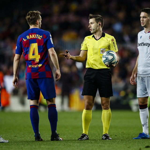 Leo Messi, Ivan Rakitić, sudac Cordero Vega, 2020. godine
