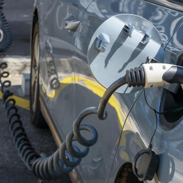 Punjenje električnog automobila (ilustracija)