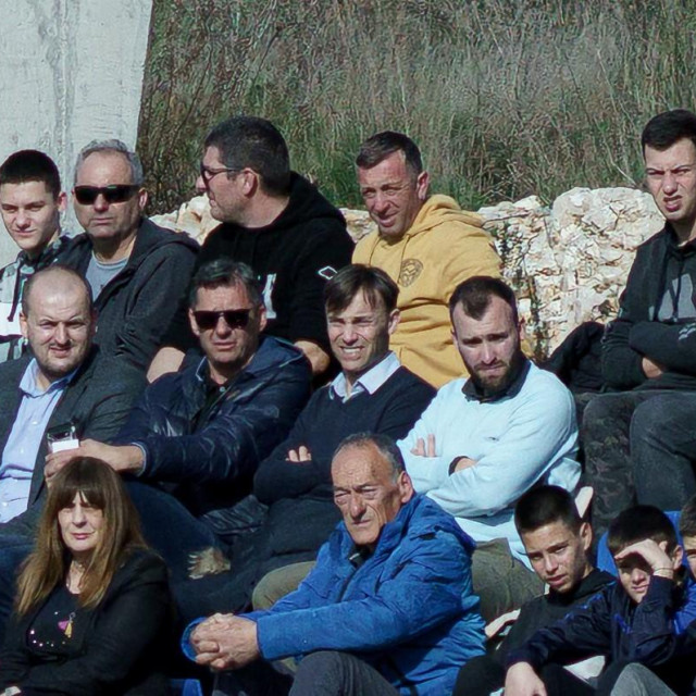 Dario Šimić na terenu u Vodicama, pored njega Marin Mikšić sa sunčanim naočalama