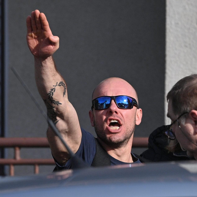 Policijski istražitelji odvode Juraja Mesića iz njegove kuće nakon pretresa