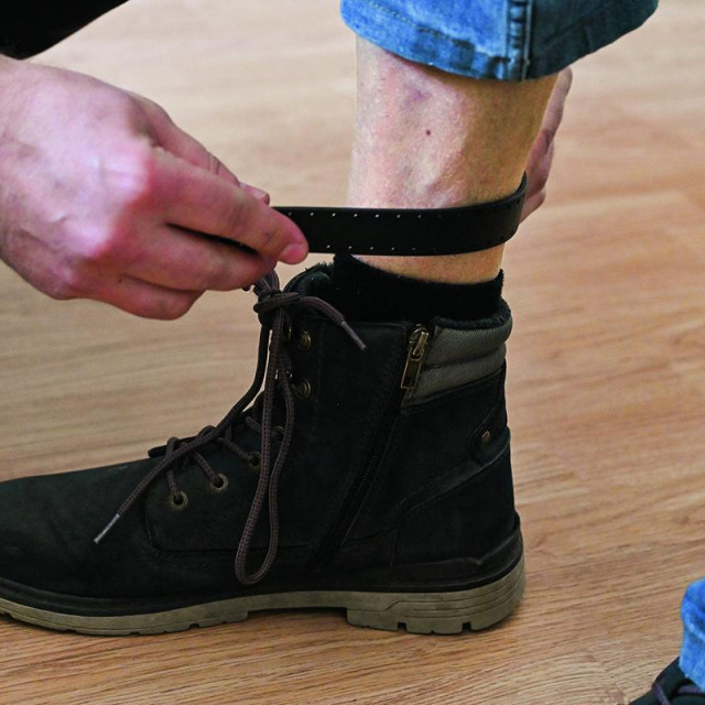 Stavljanje elektroničke narukvice