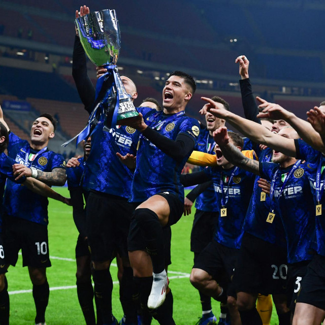 Nogometaši Intera s trofejem Superkupa