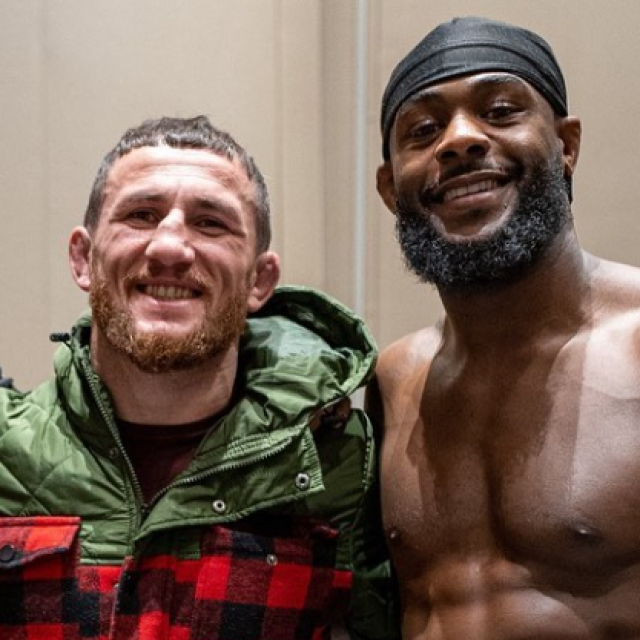 Merab Dvalishvili (lijevo) i Aljamain Sterling (desno)