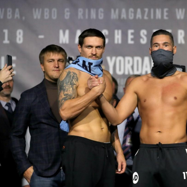 Oleksandr Usyk (lijevo) i Tony Bellew (desno)
