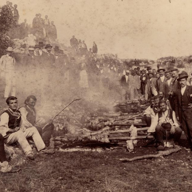 Fešta od janjaca povodom postavljanja spomen ploče Franji Josipu, kod slapa Manojlovac na Krki 1898., fotografija Tomasa Burata