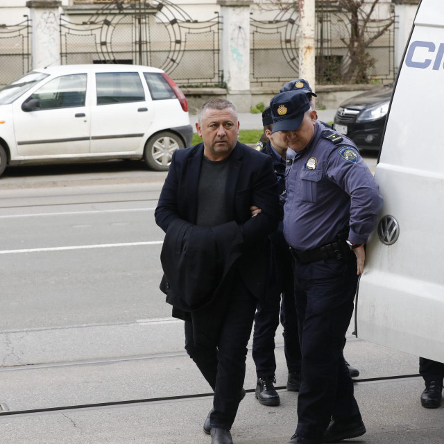 Damira Dekanića privode u zgradu Županijskog suda