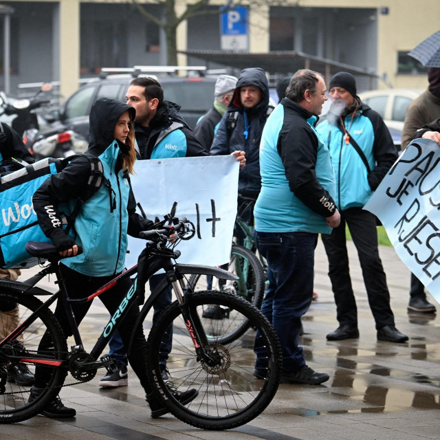 Dostavljači Wolta prosvjedovali su ispred sjedišta tvrtke zbog neslaganja s njenom politikom i potraćivanja za povecanjem naknada dostave od 30 posto