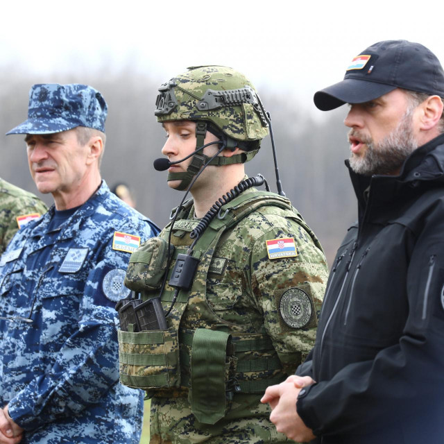 Mario Banožić (prvi desno) u vojarni u Petrinji