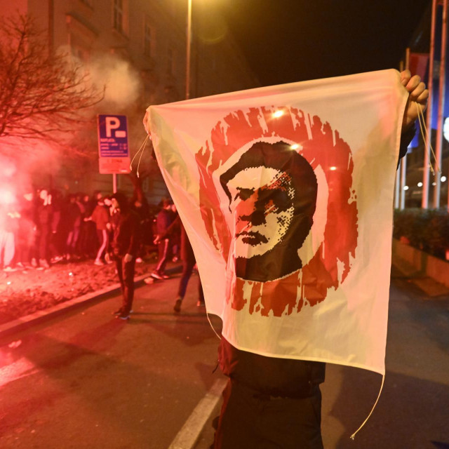 Navijač s transparentom ispred Sheratona