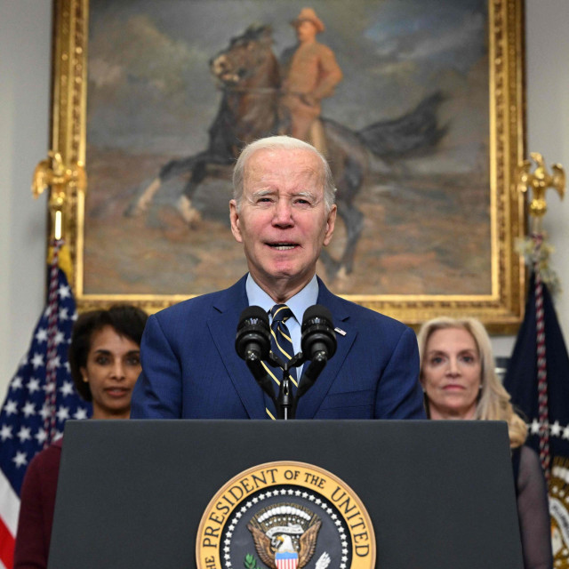 Predsjednik Joe Biden sa svojim ekonomskim savjetnicama Ceciliom Rouse (lijevo) i Lael Brainard