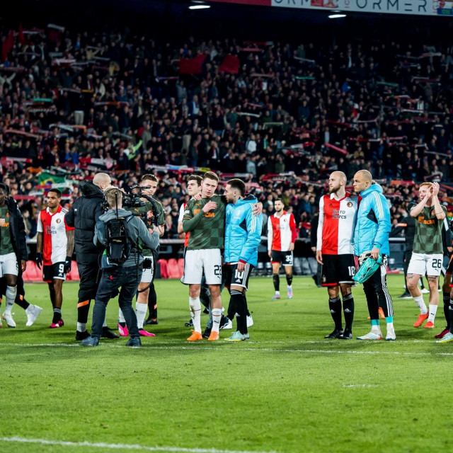 Igrači Feyenoorda i Šahtara pozdravljaju navijače
