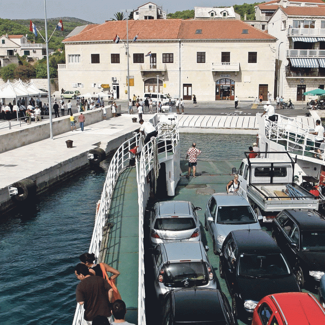 U Sumartinu, na istočnoj punti Brača, fratrima nije omogućen glamping