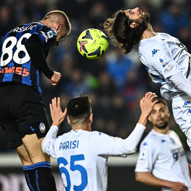 Mario Pašalić i Sebastiano Luperto u skoku