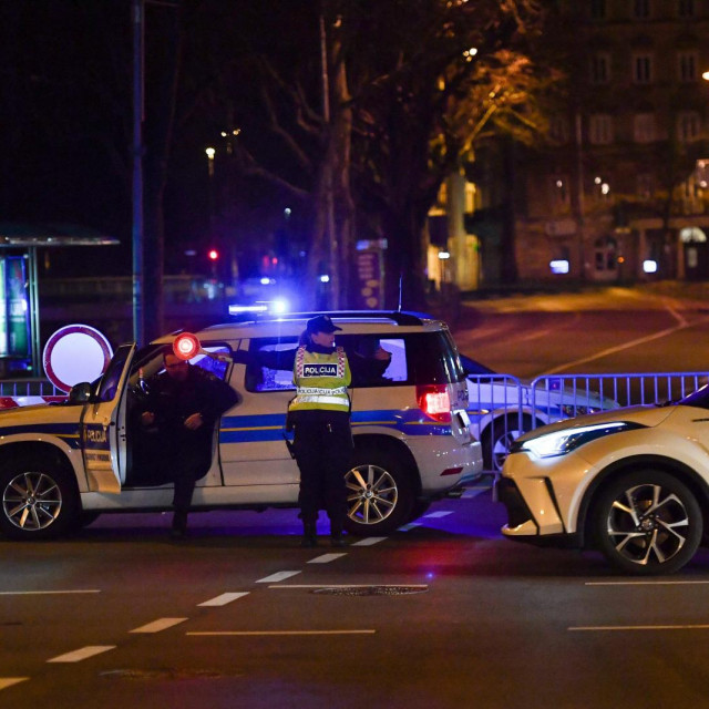 Djelatnici policije reguliraju promet nakon zatvaranja prometa u crvenoj zoni