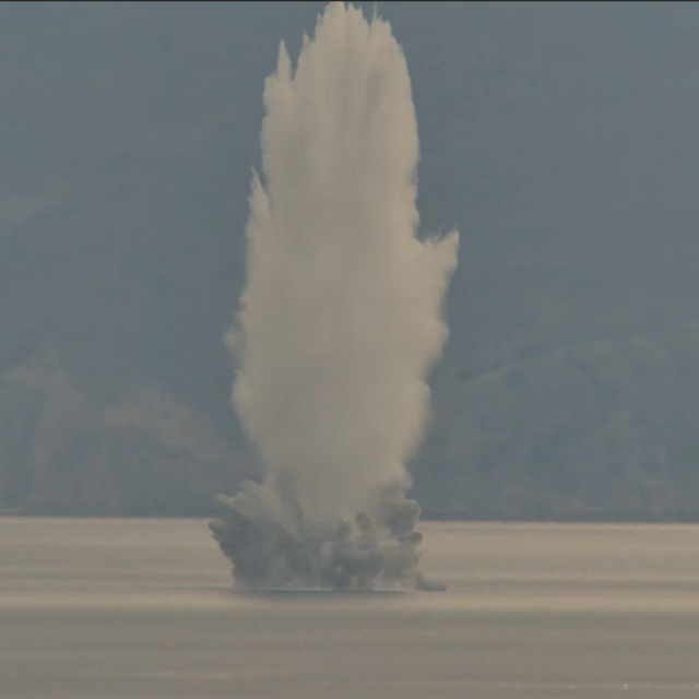 Trenutak detonacije mine na moru pred Rijekom