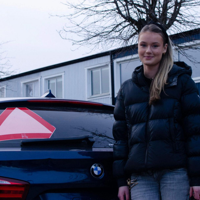 Evelina Christiansen (15), ispred svog BMW-a