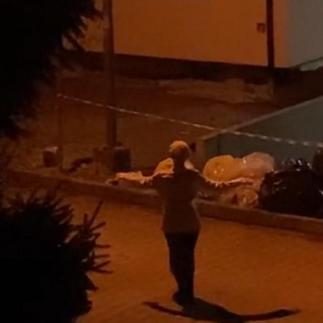 Žena pleše kolo na ulici i prijeti nožem