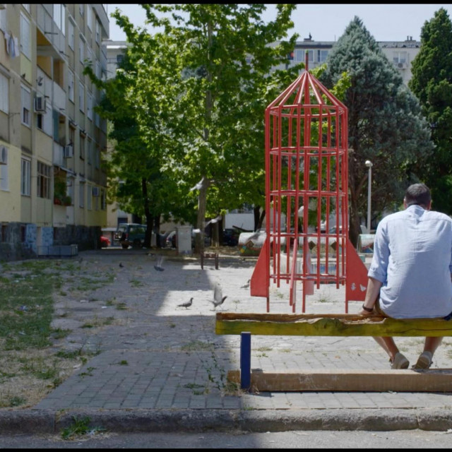 Film ”Dezerteri” temelji se na pismima koja je redatelj filma dobivao tijekom 1992. i 1993. od četvero svojih školskih kolega s kojima se dopisuje. Svi su pobjegli