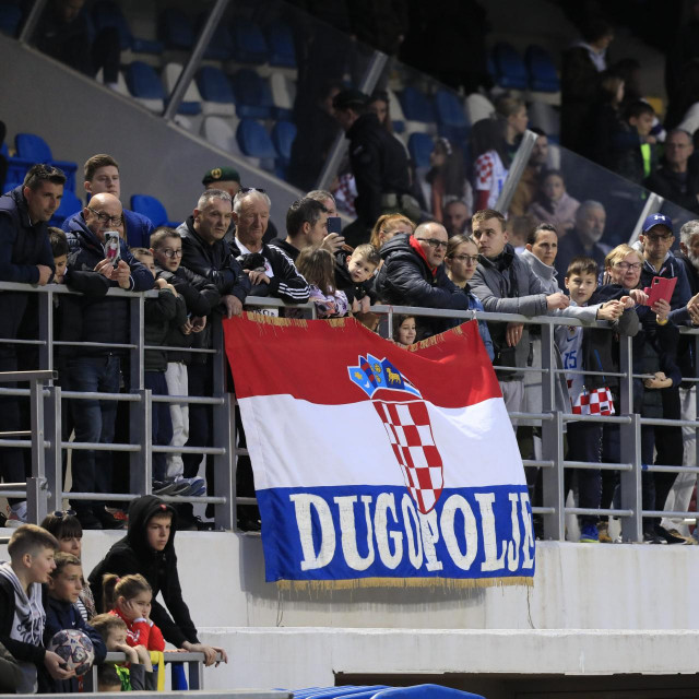 Navijači su pratili trening Vatrenih u Dugopolju, a onda ih i dočekali isped stadiona