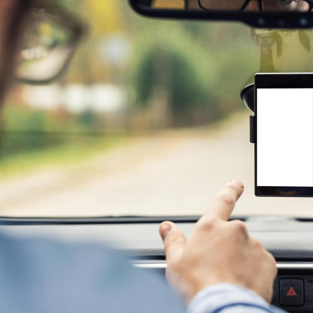 Snimanje smartfonom iz auta, ilustracija