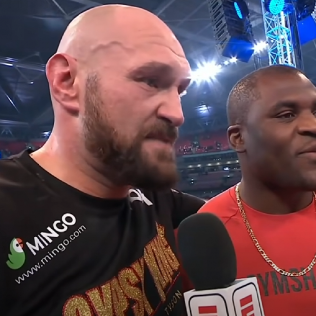 Tyson Fury (lijevo) i Francis Ngannou (desno)
