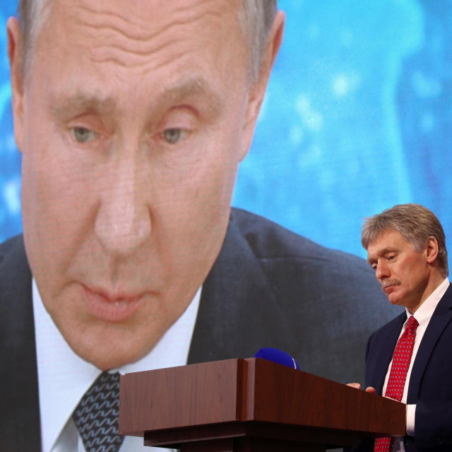 Dmitri Peskov i Vladimir Putin (u pozadini)