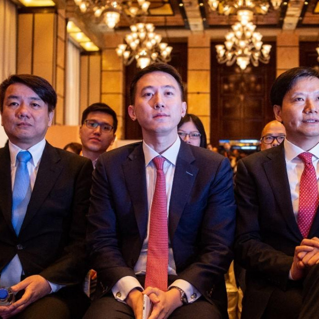 Shou Zi Chew (u sredini), izvršni direktor TikToka