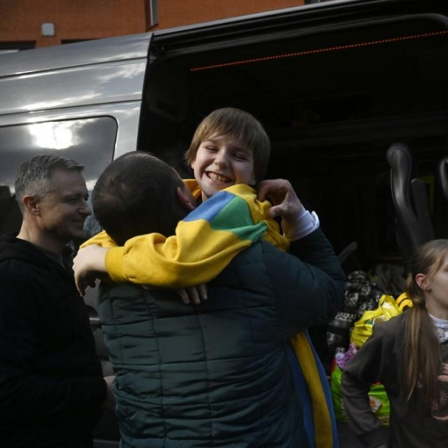 Denis Zaporožčenko i njegova djeca Nikita, Jana and Dajana 